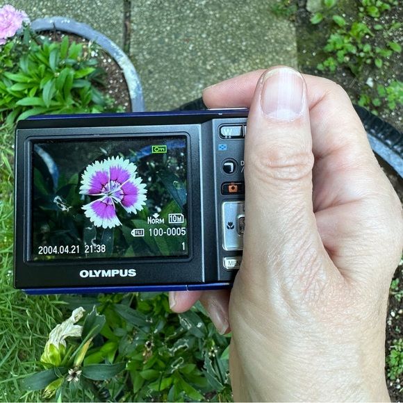 HOST PICK! Only 1 left! Olympus fe-45 10 MP. 3x optical zoom. - Picture 8 of 11